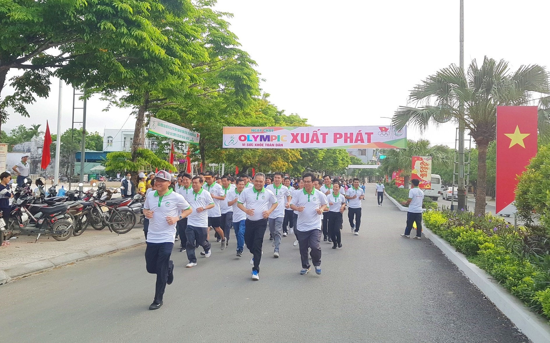 Lãnh đạo huyện Tiên Phước và các đơn vị tham gia chạy hưởng ứng. Ảnh: D.L