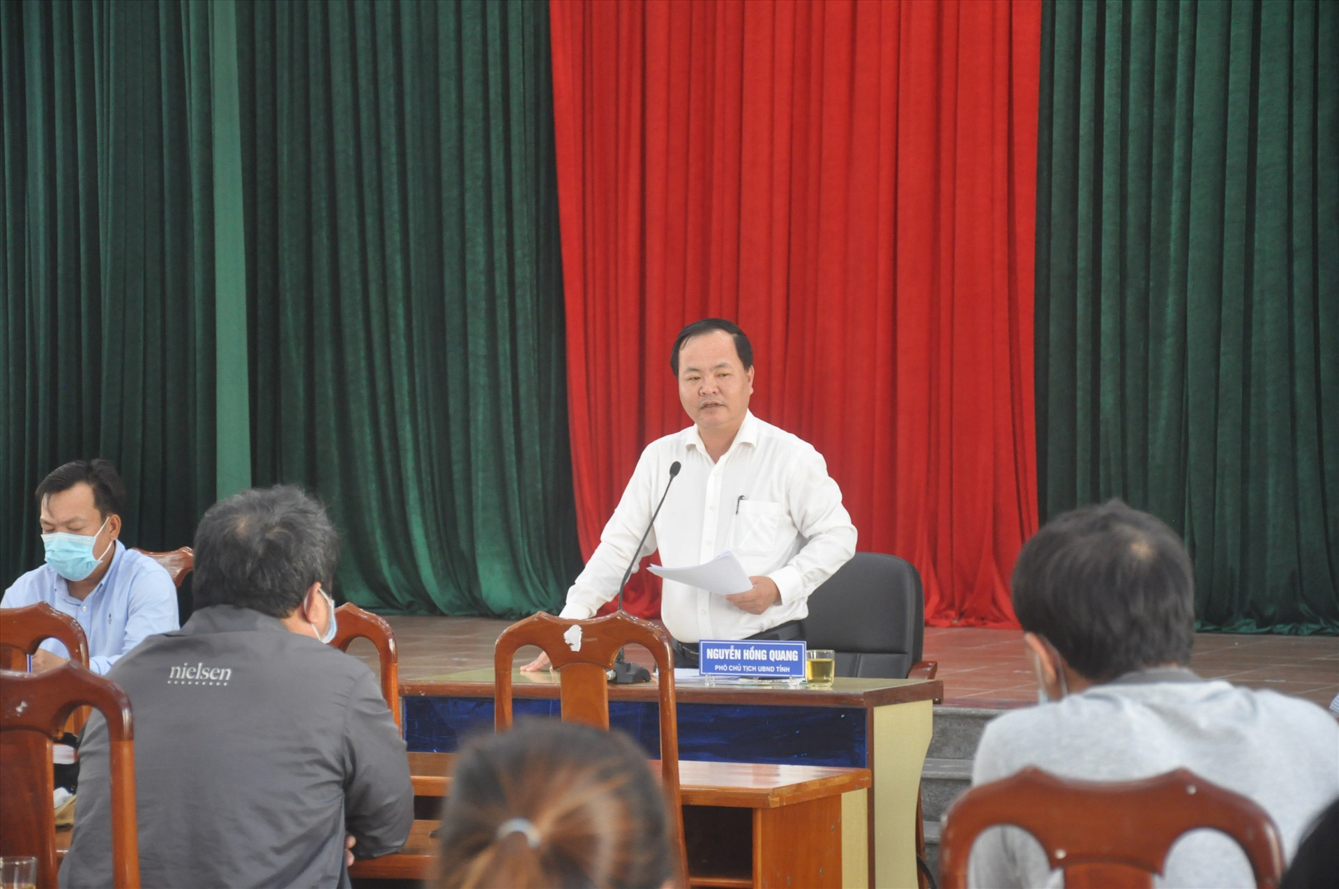 Phó Chủ tịch UBND tỉnh Nguyễn Hồng Quang đối thoại với người mua đất nền dự án Bách Đạt An. Ảnh: N.Đ