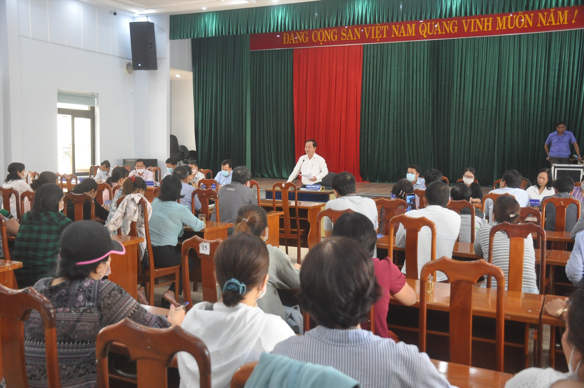 Hàng chục hộ dân mua đất nền dự án Bách Đạt An đăng ký được tiếp, đối thoại tại buổi tiếp dân định kỳ tháng 3.2021 của lãnh đạo UBND tỉnh sáng 26.3. Ảnh: N.Đ