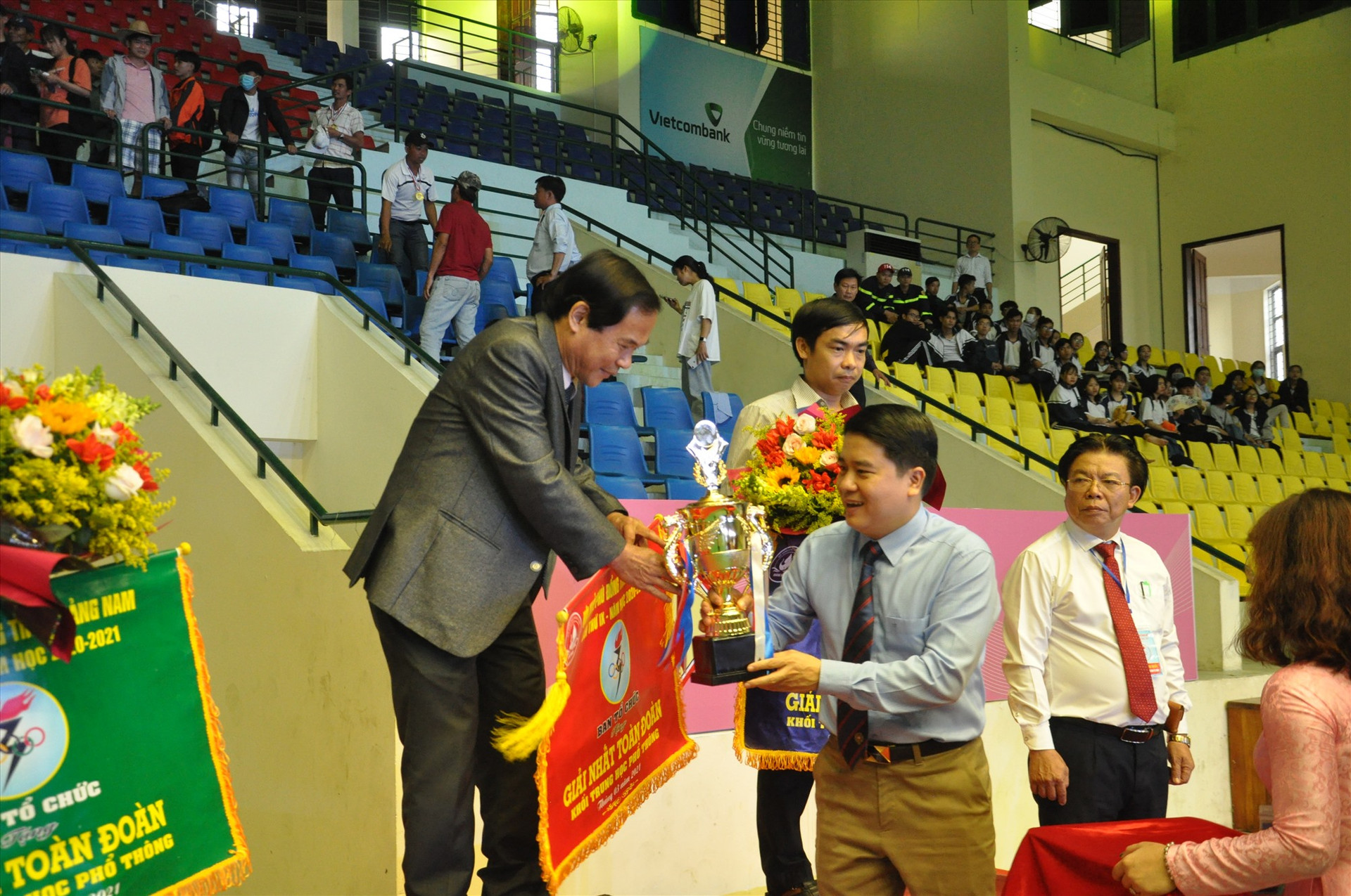 Phó Chủ tịch UBND tỉnh Trần Văn Tân trao cúp toàn đoàn cho Trường THPT chuyên Nguyễn Bỉnh Khiêm. Ảnh: X.P