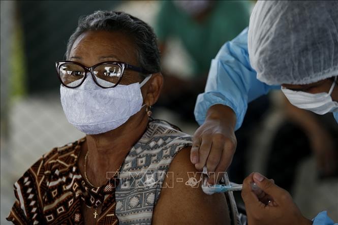Tiêm vaccine ngừa Covid-19 cho người dân tại Brasilia, Brazil ngày 22-3-2021. Ảnh: THX/TTXVN