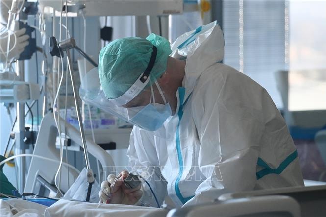 Điều trị cho bệnh nhân nhiễm Covid-19 tại Bologna, Italy, ngày 10-3-2021. Ảnh: THX/TTXVN