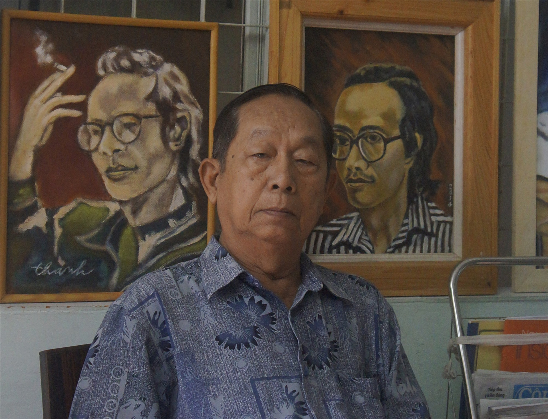 Ông Trần Văn Thanh - người bạn thời thơ ấu của Trịnh Công Sơn bên cạnh những chân dung Trịnh do chính ông vẽ.