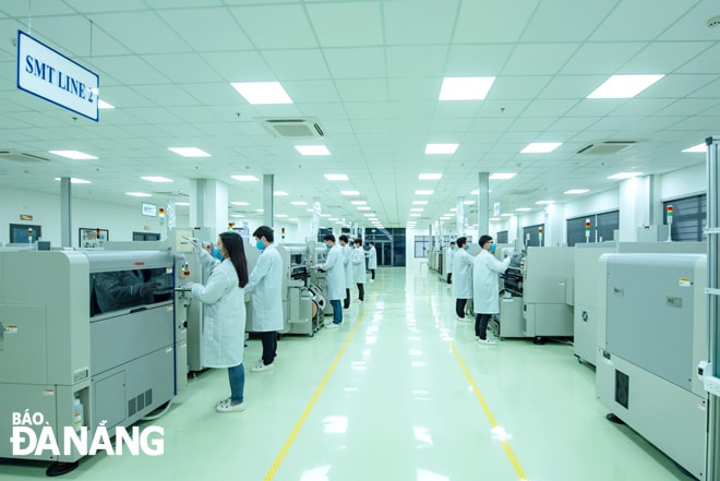Thành phố ưu tiên phát triển công nghệ cao là ngành kinh tế tạo động lực tăng trưởng.  TRONG ẢNH: Sản xuất ở Nhà máy nghiên cứu, sản xuất, lắp ráp thiết bị điện tử công nghệ cao SMT- Khu Công nghệ cao Đà Nẵng. Ảnh: THÀNH LÂN