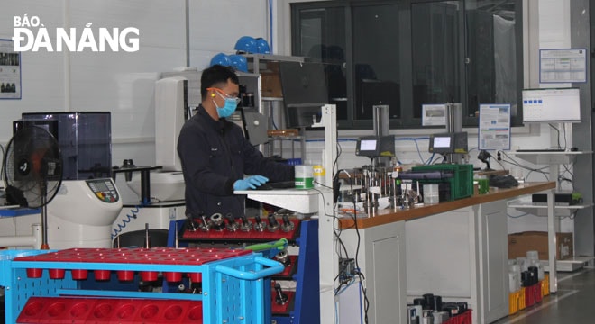 Công nghiệp công nghệ cao ngày càng đóng góp vào tỷ trọng kinh tế thành phố. TRONG ẢNH: Hoạt động sản xuất tại Công ty TNHH Universal Alloy Corporation Vietnam (Khu Công nghệ cao). (Ảnh chụp cuối tháng 2-2021)                       Ảnh: K.NINH