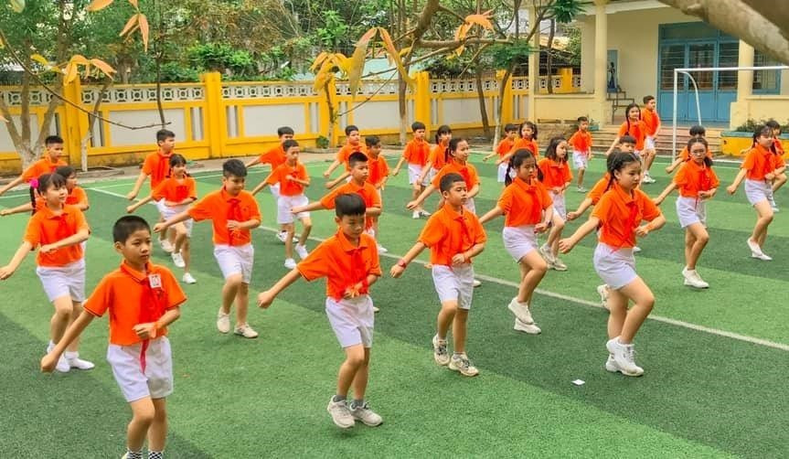 Múa hát tập thể ở Trường Tiểu học Kim Đồng (Tam Kỳ). Ảnh: C.N