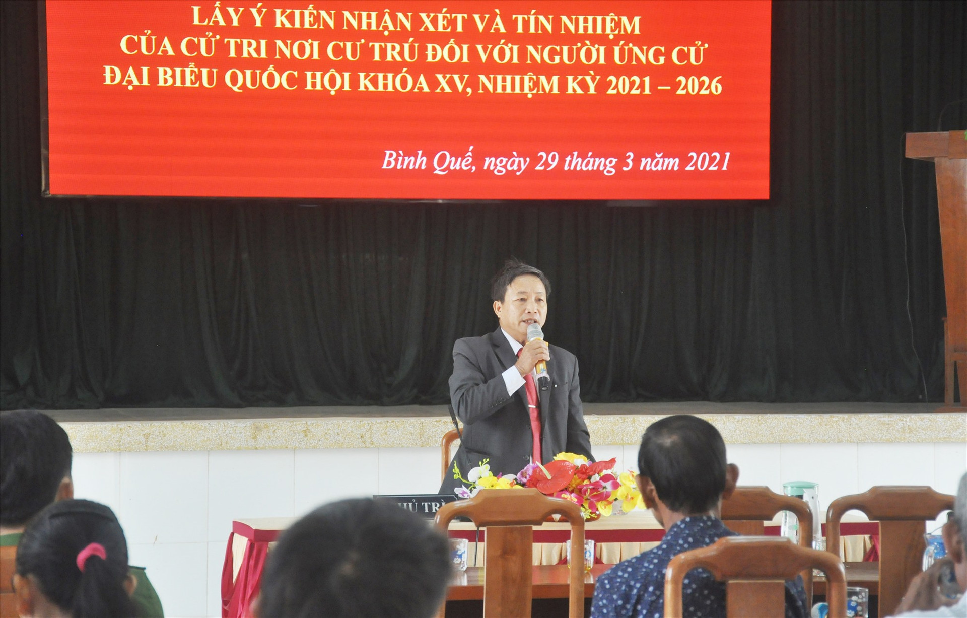 Đại diện Ban Thường trực Ủy ban MTTQ Việt Nam xã Bình Quế chủ trì hội nghị lấy ý kiến nhận xét và tín nhiệm của cử tri nơi cư trú đối với người ứng cử ĐBQH khóa XV. Ảnh: N.Đ