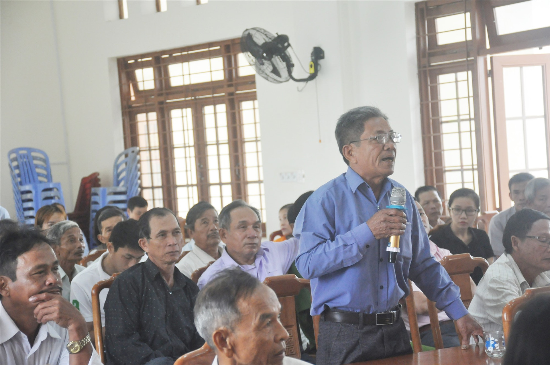 Cử tri thôn Bình Quang phát biểu tại hội nghị. Ảnh: N.Đ