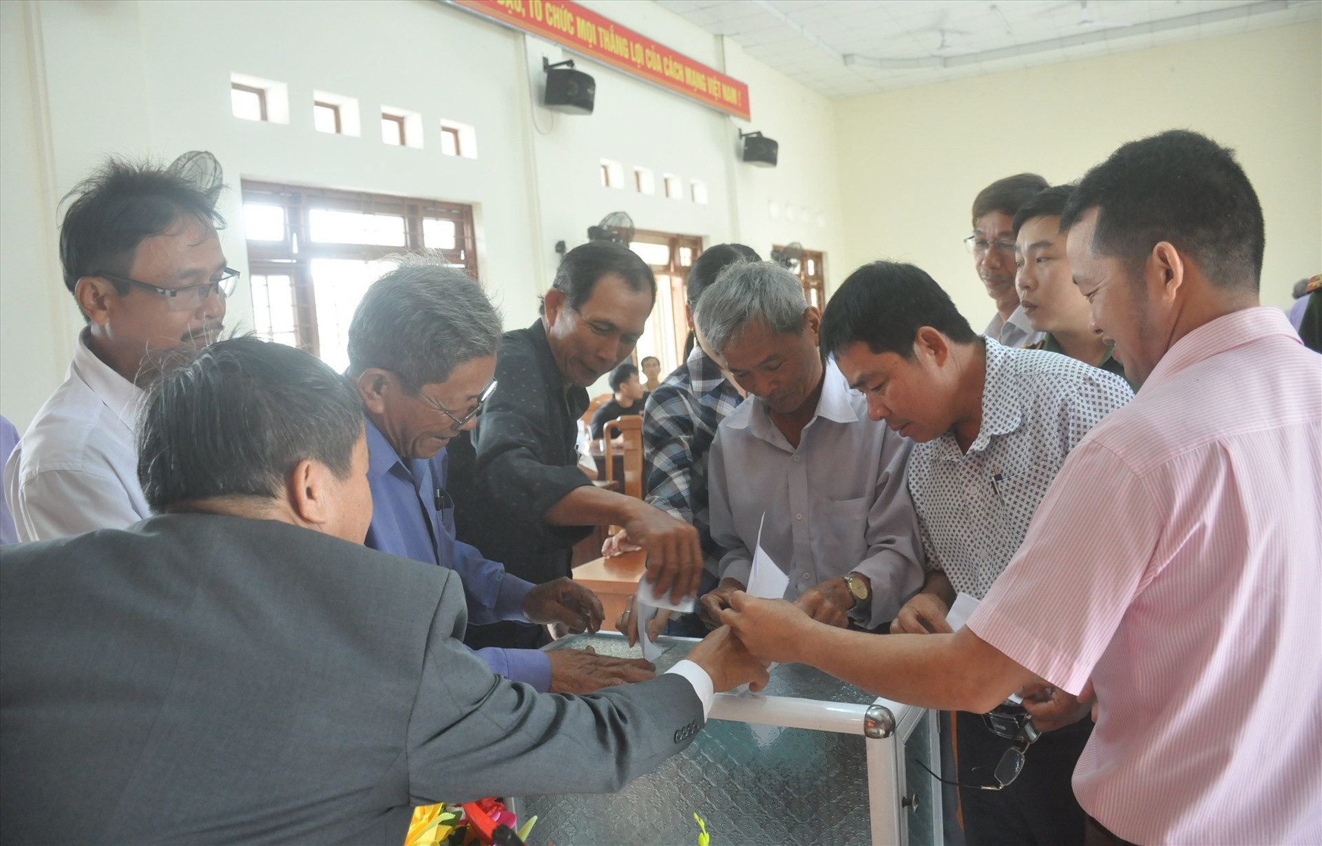 cử tri thôn Bình Quang bỏ phiếu tín nhiệm đối với người ứng cử ĐBQH khóa XV tạo hội nghị sáng nay 29.3. Ảnh: N.Đ