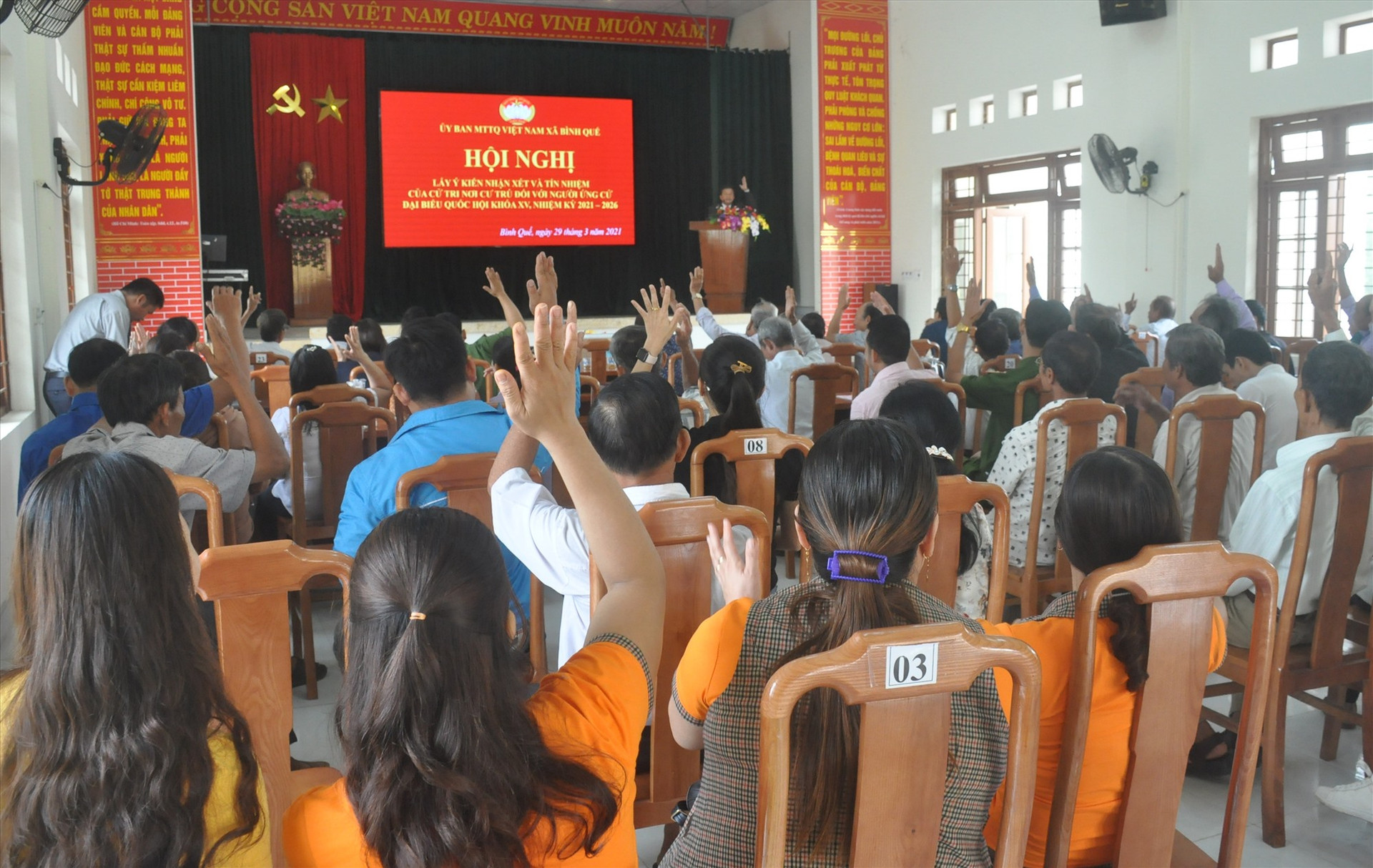 Cử tri thôn Bình Quang biểu quyết thống nhất với biên bản hội nghị được chủ trì hội nghị thông qua. Ảnh: N.Đ