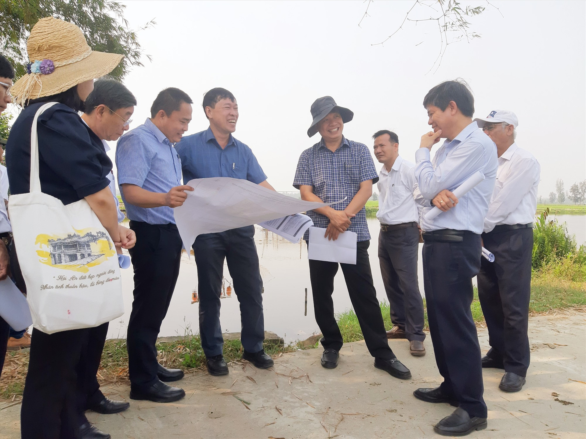 Đoàn công tác của tỉnh khảo sát địa điểm dự kiến đầu tư dự án Khu nông nghiệp công nghệ cao Đông Quảng Nam tại xã Bình Dương (Thăng Bình). Ảnh: VĂN SỰ