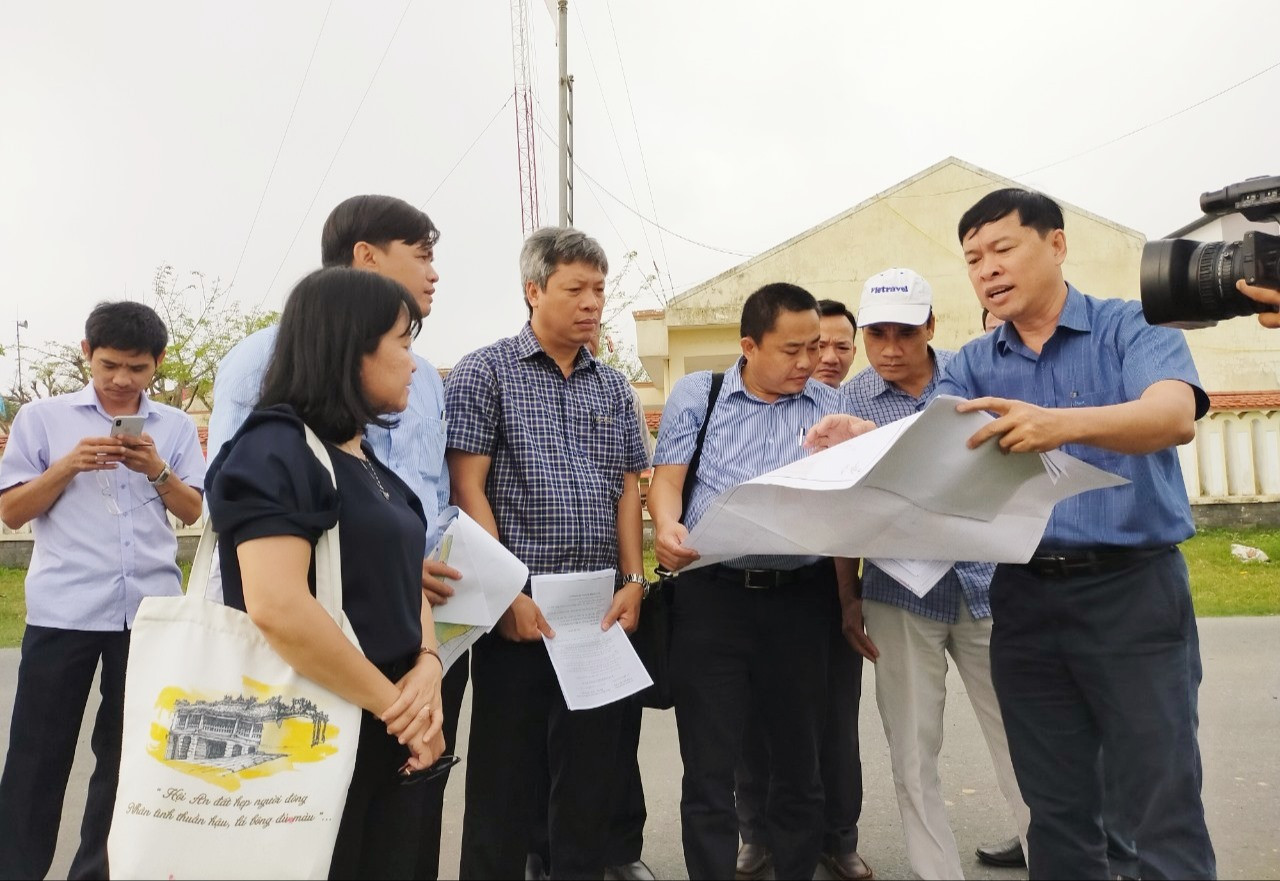 Phó Chủ tịch UBND tỉnh Hồ Quang Bửu nghe đơn vị tư vấn báo cáo về dự án Công viên nông nghiệp công nghệ cao tại xã Điện Hòa (Điện Bàn).    Ảnh: VĂN SỰ