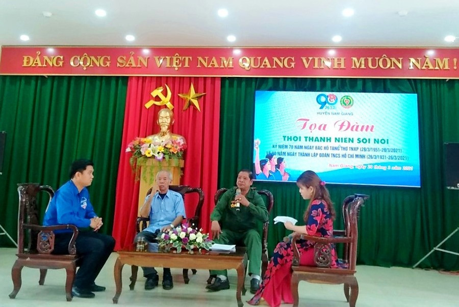 Các thế hệ cựu TNXP huyện Nam Giang chia sẻ câu chuyện lịch sử một thời hào hùng. Ảnh: L.H