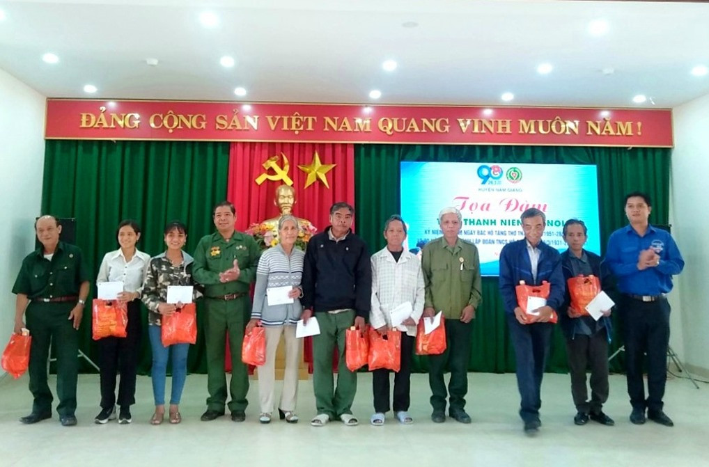 Huyện đoàn Nam Giang trao quà động viên cựu TNXP. Ảnh: L.H