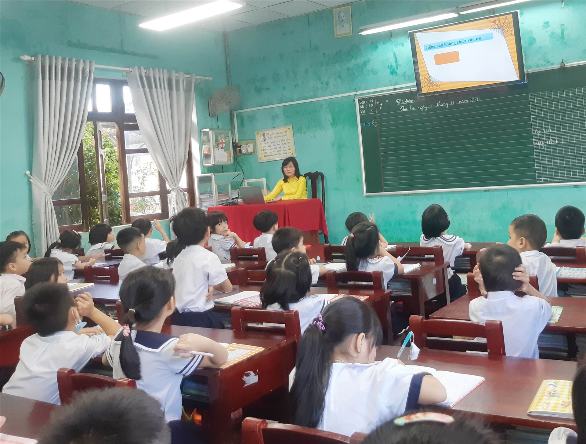Lớp học lắp đặt mô hình “Ánh sáng thông minh” tại Trường TH Sơn Phong (Hội An). Ảnh: H.L