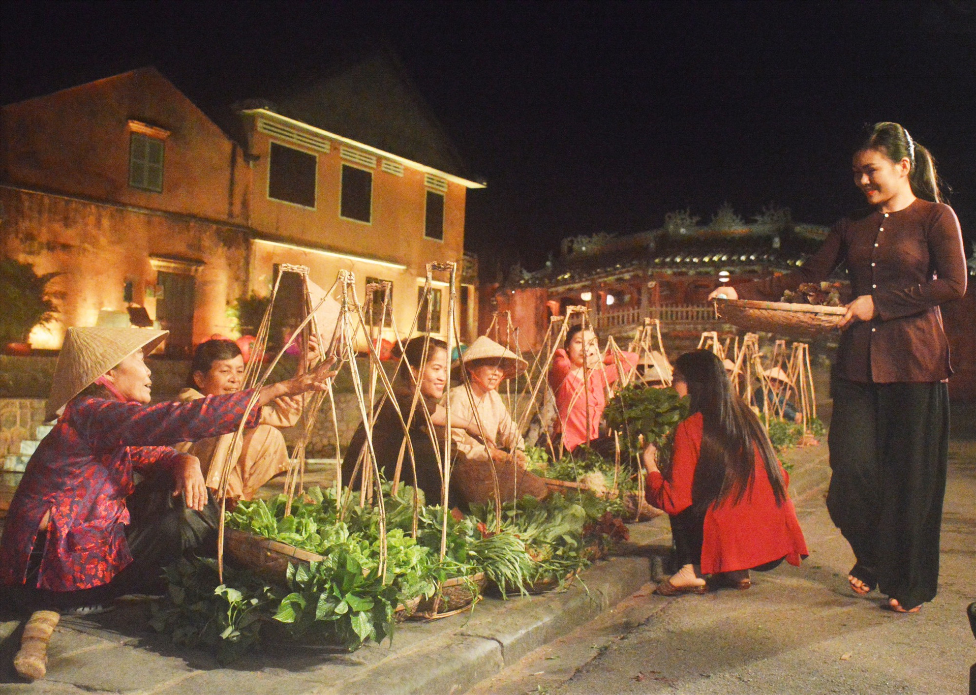 Đời sống thường nhật của người dân làng rau Trà Quế được tái hiện trong show diễn. Ảnh: T.L