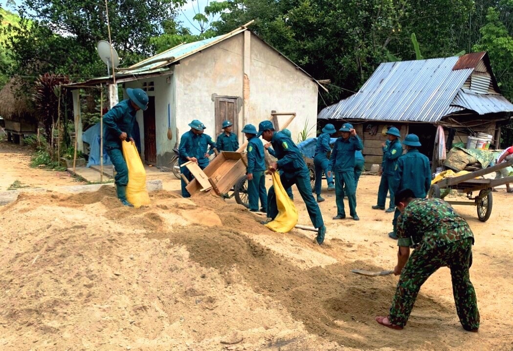 Nhiều hoạt động giúp dân được triển khai lồng ghép trong đợt huấn luyện dân quân năm 2021 ở vùng cao. Ảnh: Đ.N