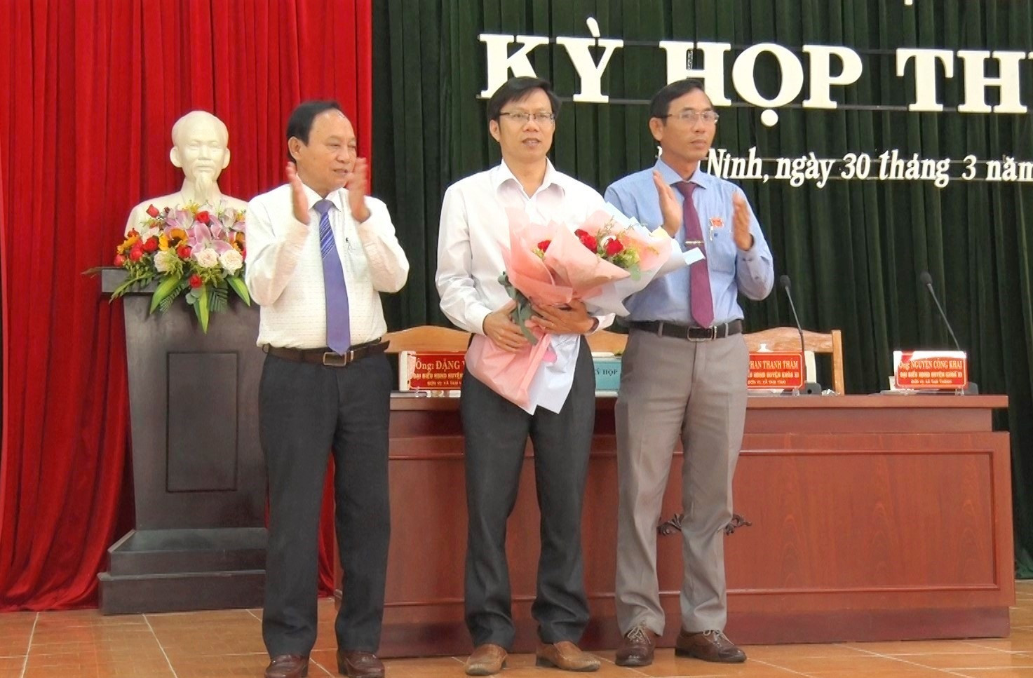 ng Trần Quốc Danh (giữa) được bầu giữ chức Phó Chủ tịch UBND huyện Phú Ninh. Ảnh: HẢI CHÂU