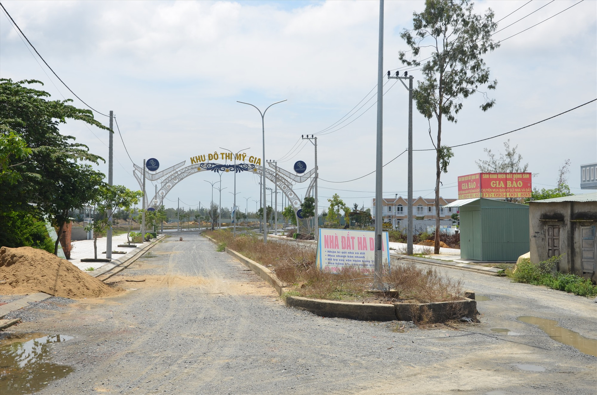 Nhiều dự án đô thị tại phường Điện Ngọc (Điện Bàn) chậm tiến độ. Ảnh: H.P