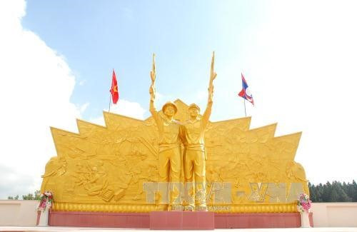 Tượng đài Liên minh Chiến đấu Việt Nam – Lào tại huyện Paksong (tỉnh Champasak, nước Cộng hòa Dân chủ Nhân dân Lào).