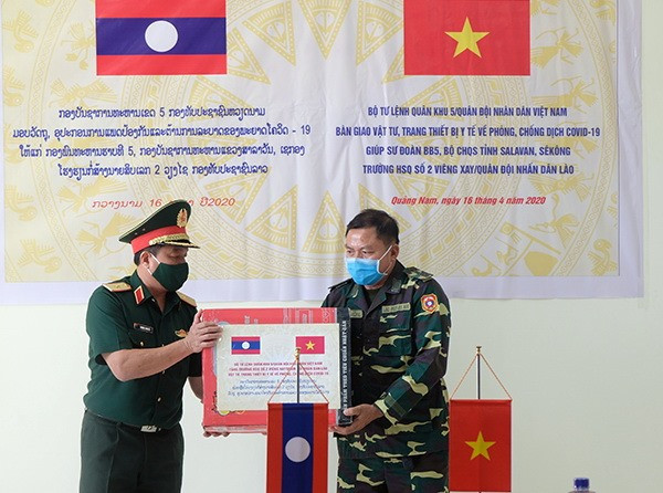 Thiếu tướng Trương Thiên Tô, Phó Chính ủy Quân khu 5 trao tặng trang thiết bị vật tư y tế cho Bộ CHQS tỉnh Salavan và Sê Kông (Lào).