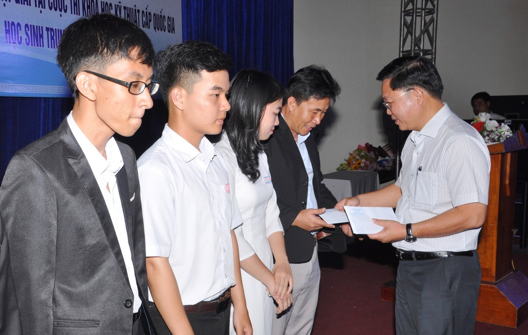Chủ tịch UBND tỉnh Lê Trí Thanh tặng quà cá nhân cho giáo viên và học sinh. Ảnh: X.P