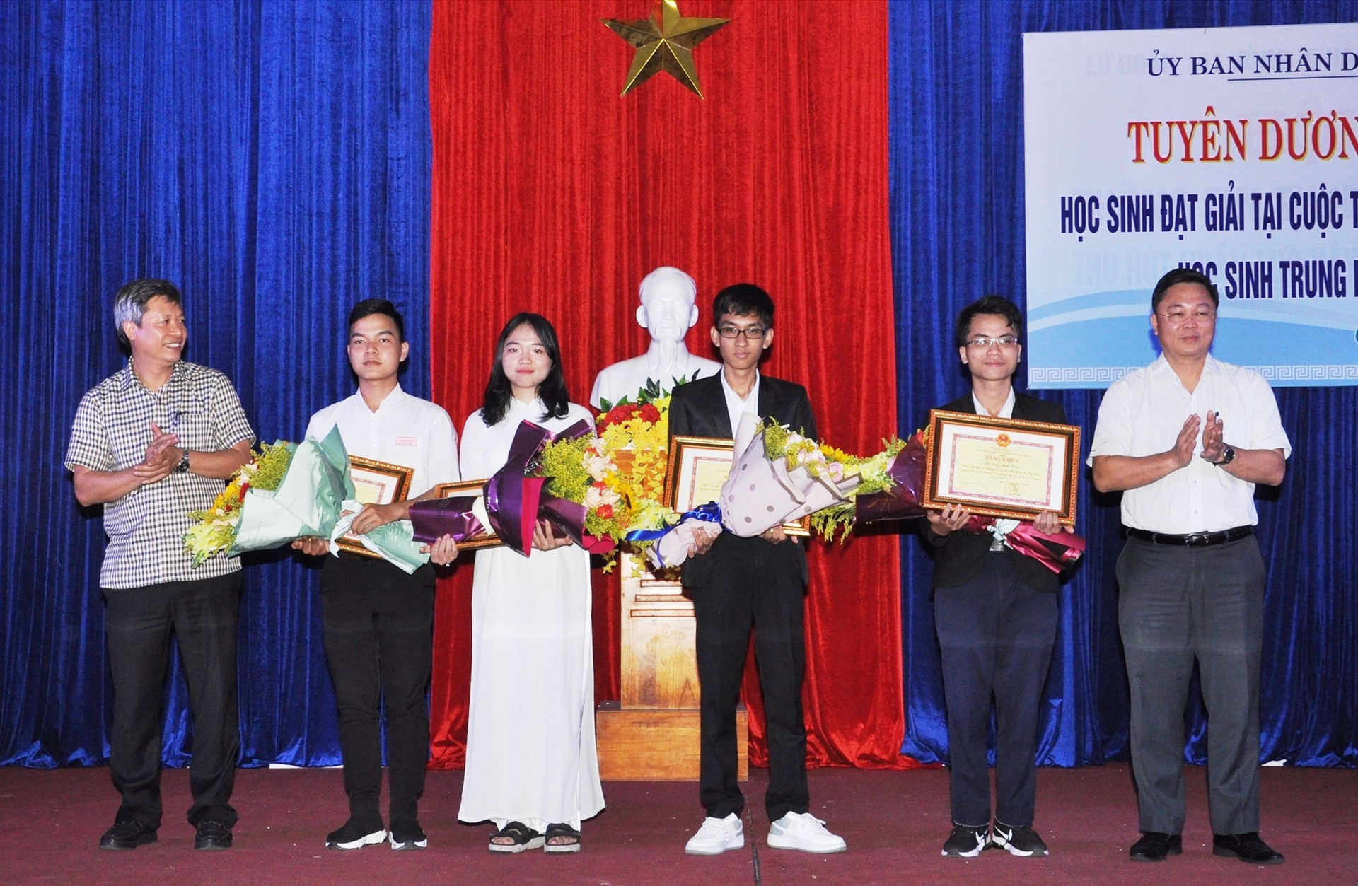 Chủ tịch UBND tỉnh Lê Trí Thanh và Phó Chủ tịch UBND tỉnh Hồ Quang Bửu chúc mừng thành tích 4 học sinh. Ảnh: X.P