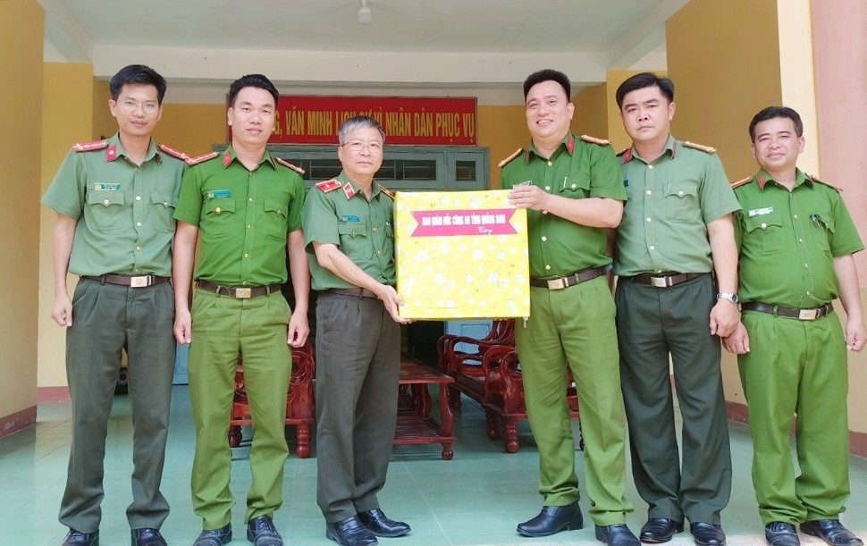 Thiếu tướng Nguyễn Đức Dũng, Giám đốc Công an tỉnh (bên trái) tặng quà động viên các cán bộ chiến sĩ công an huyện Tây Giang