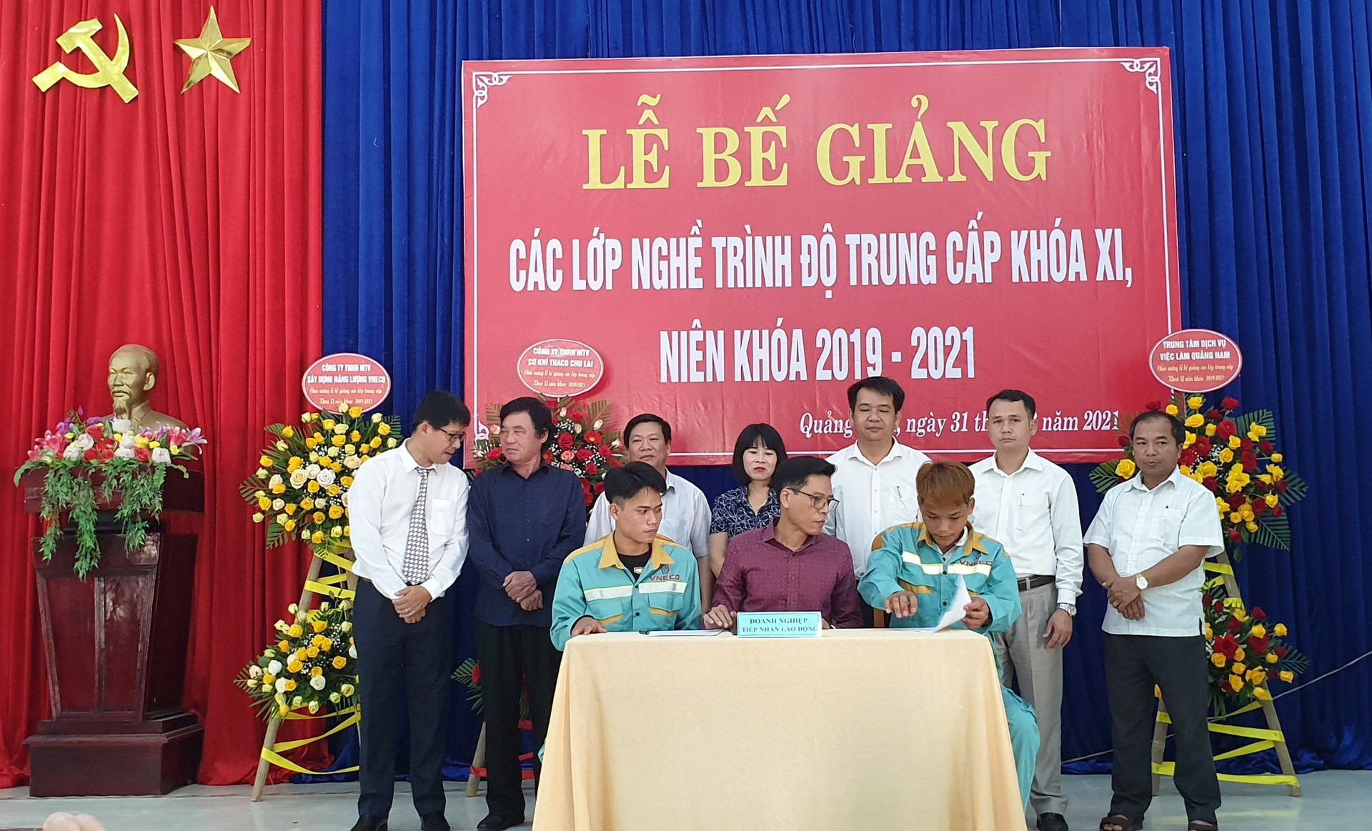 Tổng Công ty CP Xây dựng điện Việt Nam ký kết hợp đồng lao động trực tiếp với lao động ngay tại lễ ra trường trước sự chứng kiến của lãnh đạo địa phương và nhà trường. Ảnh: D.L