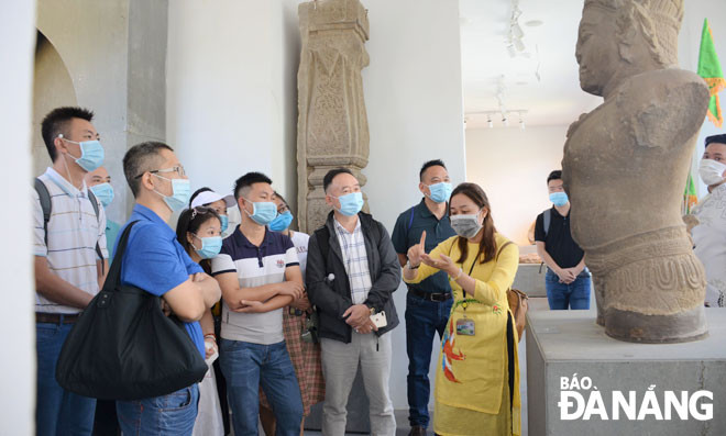 Ngành du lịch đã và đang tích cực phối hợp liên kết giữa các đơn vị, địa phương để tạo ra sản phẩm mới phục vụ du khách. TRONG ẢNH: Du khách tham quan Bảo tàng Điêu khắc Chăm.    Ảnh: THU HÀ