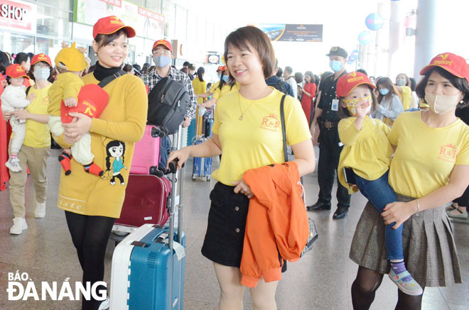 Du khách đến thành phố qua Cảng hàng không quốc tế Đà Nẵng.                   Ảnh: THU HÀ