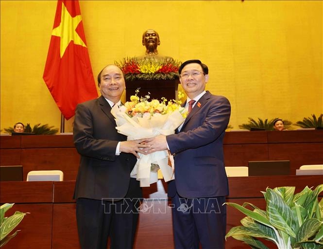 Chủ tịch Quốc hội Vương Đình Huệ chúc mừng đồng chí Nguyễn Xuân Phúc hoàn thành xuất sắc nhiệm vụ. Ảnh: Trí Dũng/TTXVN