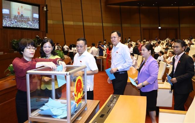 Các đại biểu Quốc hội bỏ phiếu miễn nhiệm Thủ tướng Chính phủ. Ảnh: TTXVN