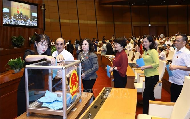 Các đại biểu Quốc hội bỏ phiếu miễn nhiệm Thủ tướng Chính phủ. Ảnh: TTXVN