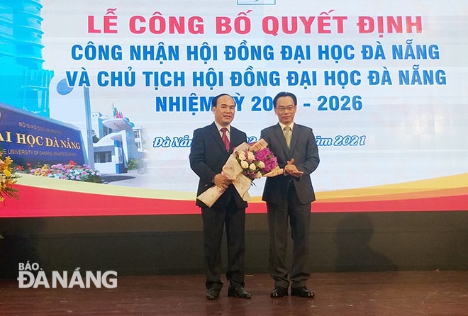 PGS.TS. Hoàng Minh Sơn (phải), Thứ trưởng Bộ GD&ĐT trao quyết định Chủ tịch Hội đồng Đại học Đà Nẵng nhiệm kỳ 2021-2026 cho tiến sĩ Phan Minh Đức. Ảnh: NGỌC PHÚ