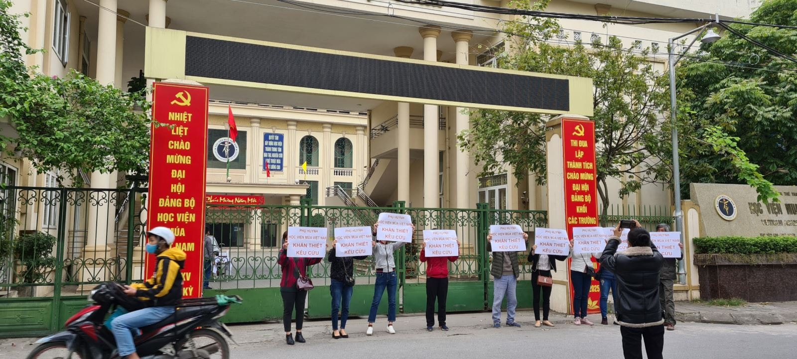 Hội phụ huynh Học viện Múa Việt Nam kêu cứu vì con em ra trường không bằng cấp. Ảnh: Hà Cường