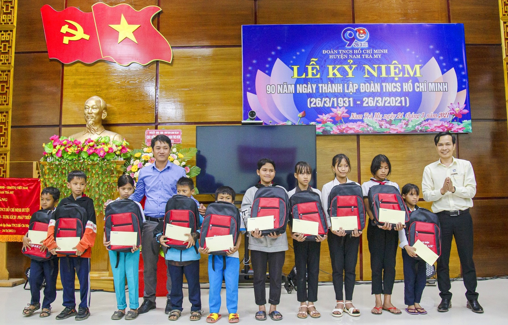 Đoàn thanh niên Thaco trao 10 suất học bổng cho học sinh có hoàn cảnh khó khăn trên địa bàn Nam Trà My.