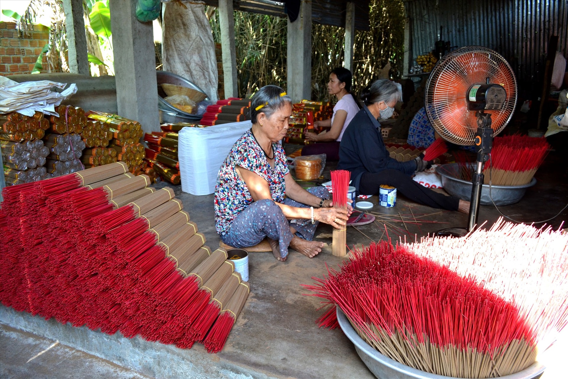 Nghề làm hương vận động mạnh, hàng hóa rộng mở trên thị trường. Ảnh: VIỆT NGUYỄN