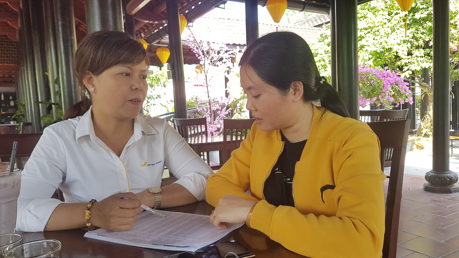 Chị Nguyễn Thị Quỳnh Thu (bìa phải) đã tham gia chính sách BHXH tự nguyện sau khi hiểu rõ về chính sách từ sự tuyên truyền của đại lý thu Bưu điện. Ảnh: D.L