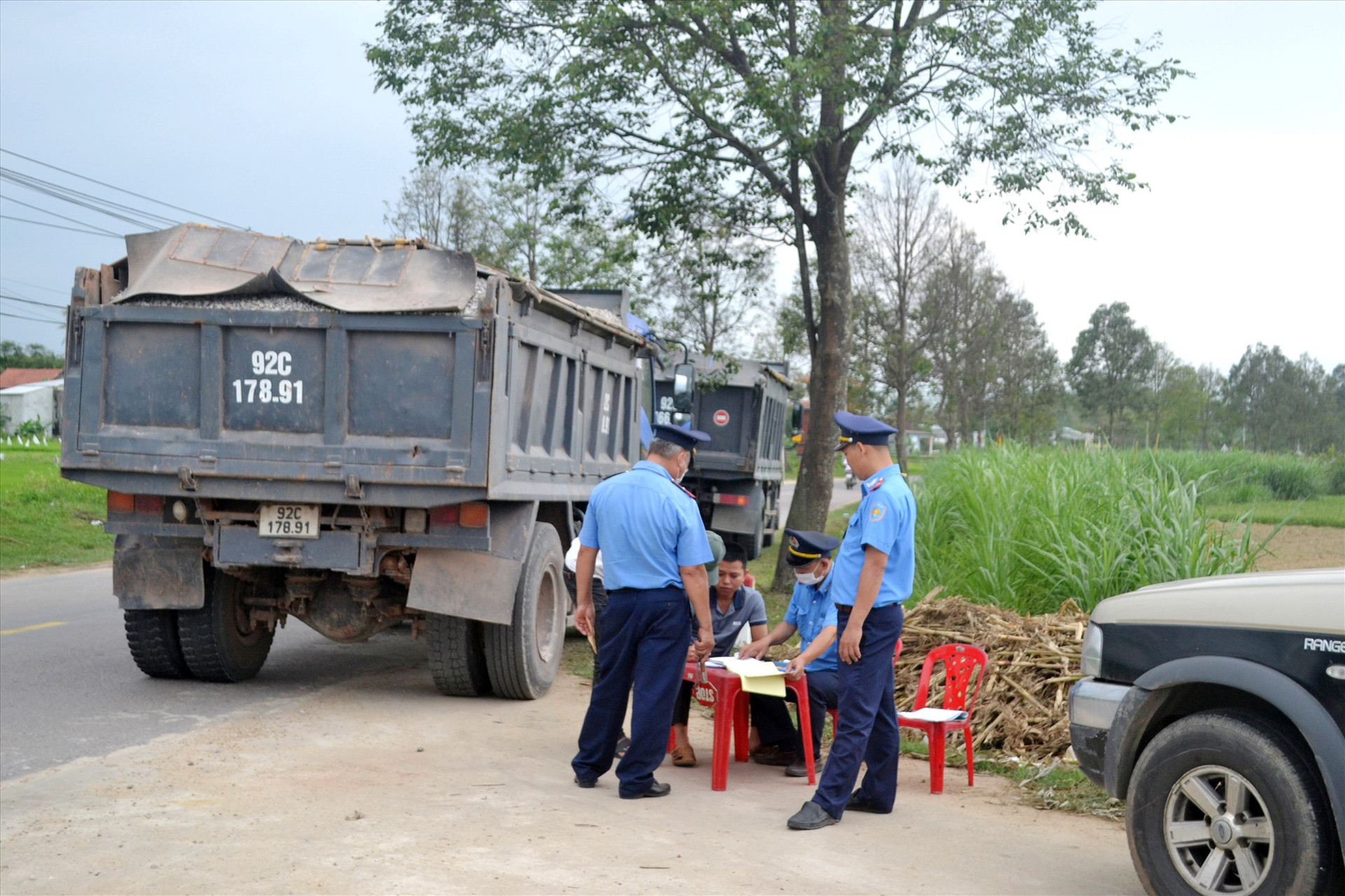 Thanh tra Sở GTVT kiểm soát tải trọng xe trên quốc lộ 14H qua địa bàn Duy Xuyên. Ảnh: N.B