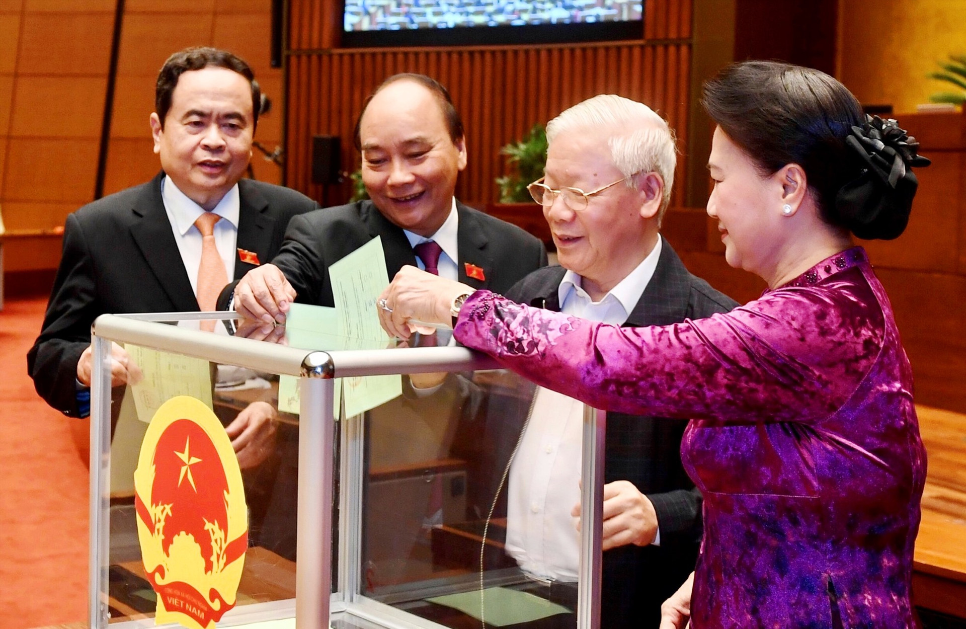 Các đại biểu bỏ phiếu biểu quyết miễn nhiệm Thủ tướng Chính phủ Nguyễn Xuân Phúc. - Ảnh: VGP/Nhật Bắc