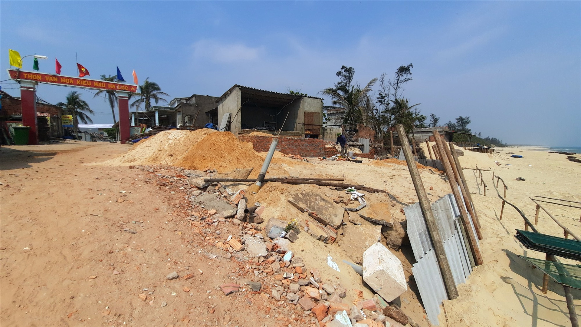 Theo Phó Chủ tịch UBND xã Tam Tiến Nguyễn Xuân Uy, sạt lở trước kia đã có xảy ra ở thôn Hà Lộc nhưng mức độ nghiêm trọng là sau các cơn bão của năm 2020.
