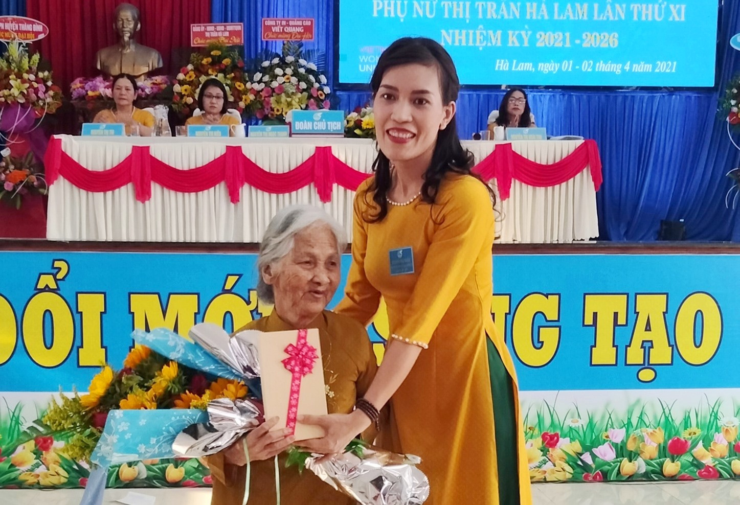 Hội LHPN thị trấn Hà Lam tặng quà cho mẹ Việt Nam anh hùng.