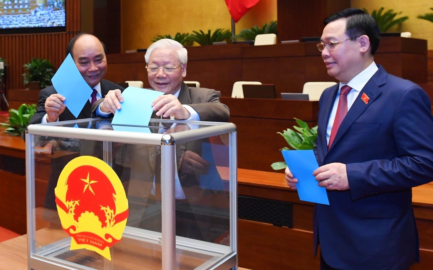 Các đại biểu bỏ phiếu miễn nhiệm Chủ tịch nước Nguyễn Phú Trọng. - Ảnh: VGP