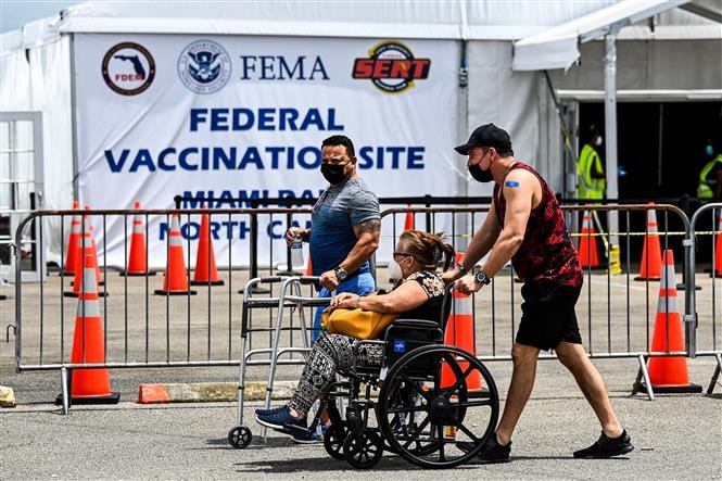 Một điểm tiêm chủng vaccine ngừa COVID-19 tại Miami, bang Florida, Mỹ ngày 1/4/2021. Ảnh: AFP/TTXVN