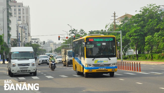 Hoạt động xe buýt trợ giá của thành phố có khởi sắc, sau khi cấm các tuyến xe buýt liền kề vào nội thành. Ảnh: THÀNH LÂN