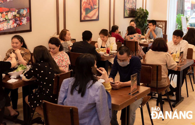 Doanh nghiệp ngành F&B đang tái cơ cấu, tìm hướng đi mới để thích ứng với thị trường. TRONG ẢNH: Thực khách dùng bữa tại nhà hàng Thai Market. Ảnh: M.QUẾ