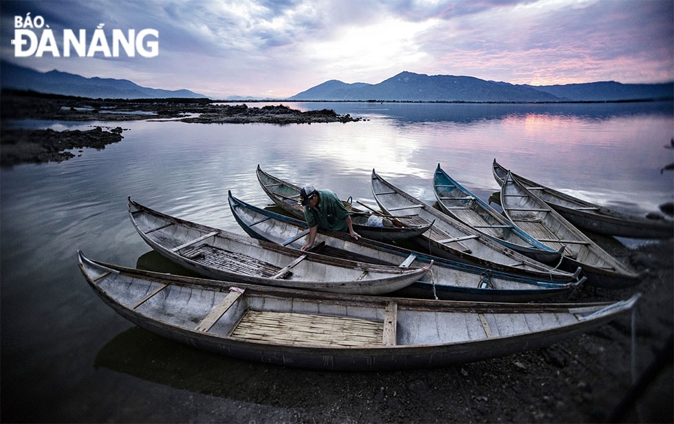 Bình minh ở làng chài Hòn Thiên.