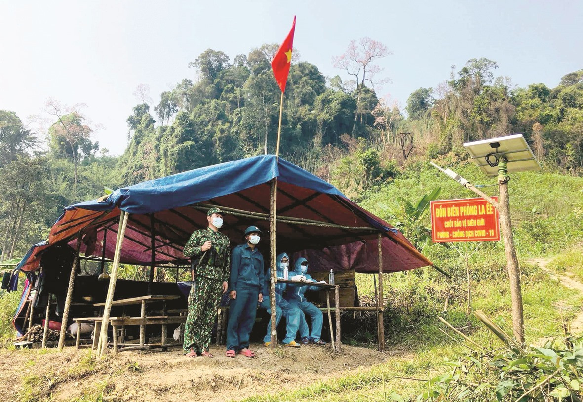 Lực lượng dân quân và nhân viên y tế huyện Nam Giang cùng hỗ trợ lực lượng biên phòng thực hiện nhiệm vụ trực gác phòng chống dịch Covid-19.