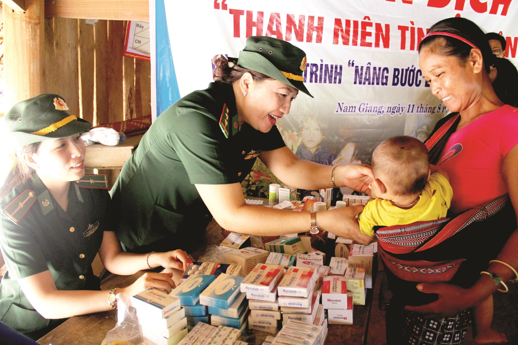 Chiến sĩ quân y Bộ đội Biên phòng Quảng Nam chăm sóc sức khỏe đồng bào biên giới.